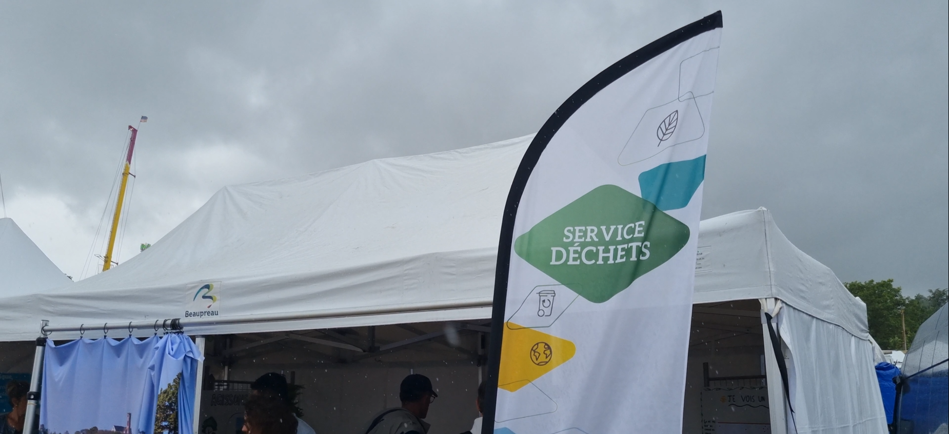 La prévention des déchets en action : un stand pour parler des déchets abandonnés