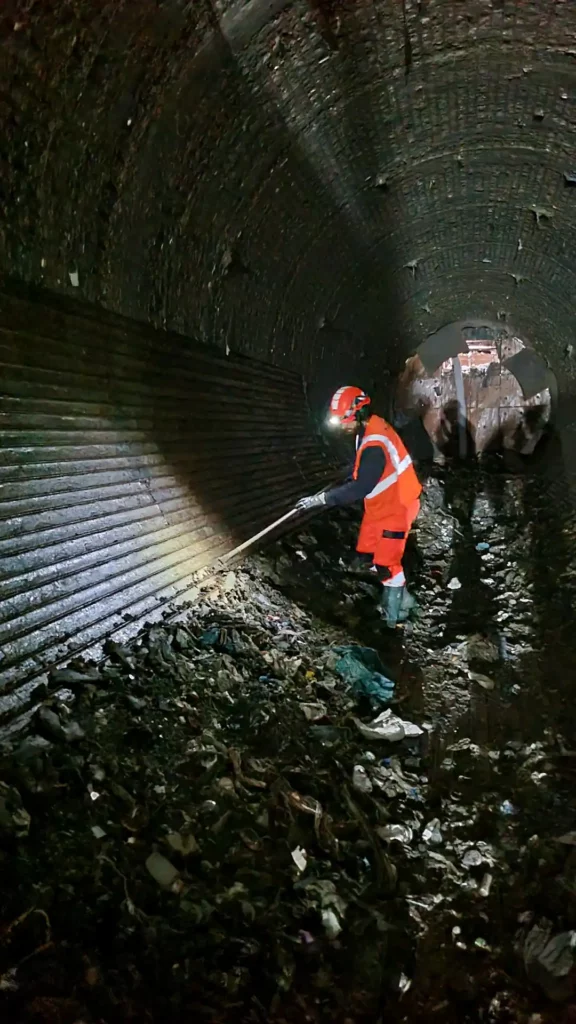 intérimaire nettoyant le tube de l'UVEOR