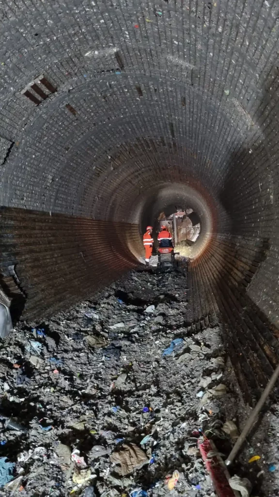 mini-pelle dans le tube de l'UVEOR